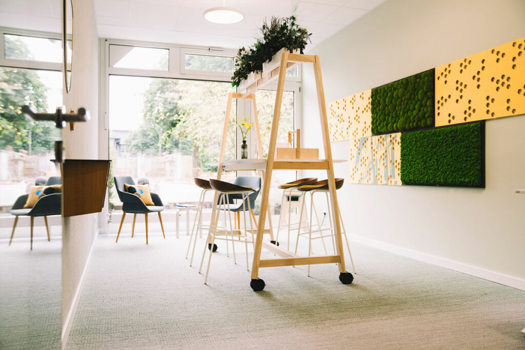 Meetingraum mit Technik und Flipchart - diskret und privat für Vorstandssitzungen und Workshops